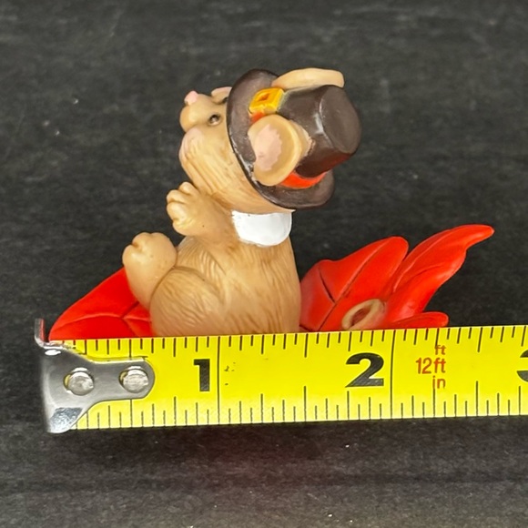 Vintage Hallmark Merry Miniatures Thanksgiving Pilgrim Mouse on Orange Leaf 1982 - Picture 9 of 9